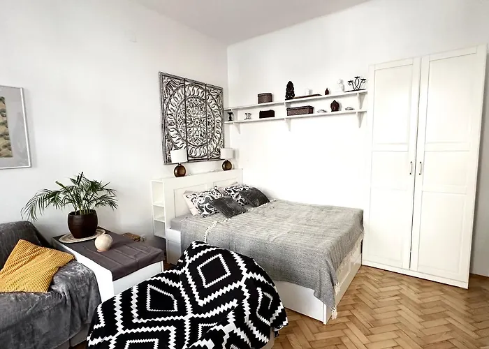 Cozy Close To Metro - Self Check-in